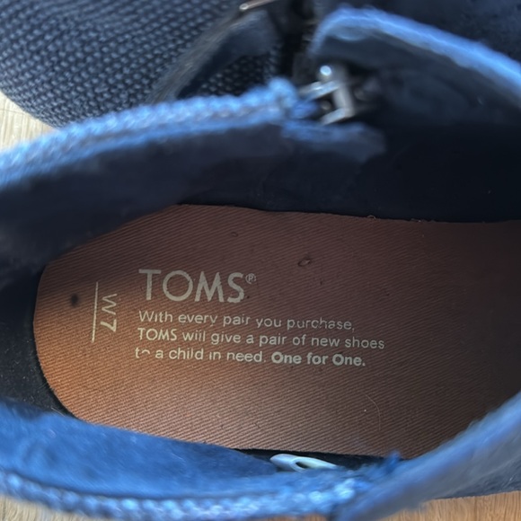 Tom’s Navy side zip bootie size 7 W - Picture 4 of 5
